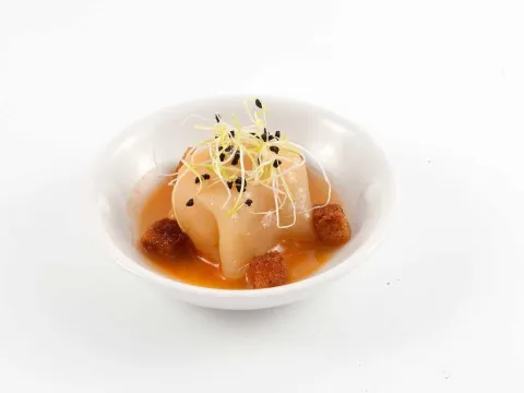 P9trah – Ravioli de gambas con su consomé