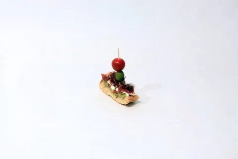 Coca Crujiente con Guacamole y Jamón Ibérico