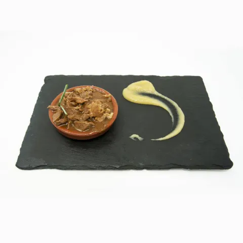 Cazuelita de rabo de toro en salsa de pasas con cremoso de manzana