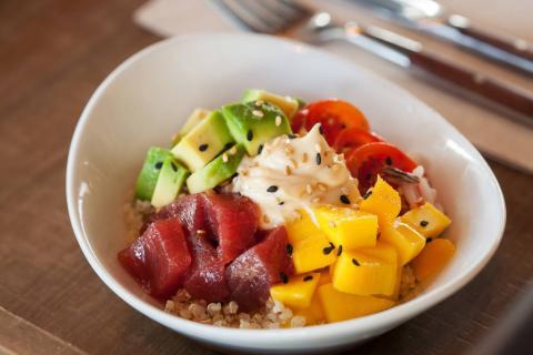 "Poke Bowl" de arroz salvaje, quinoa, aguacate, salmón, mango, mahonesa de soja y aceite de sésamo