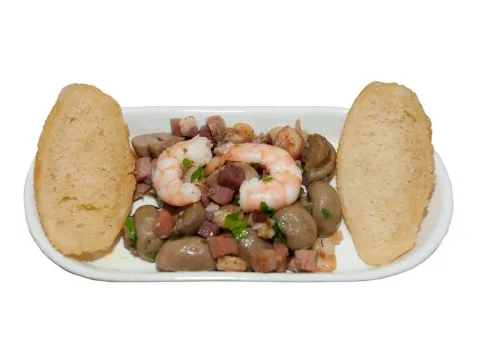 Champiñones saltados con jamón y camarones.