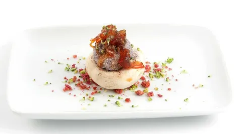 Champiñón con tartar vegano Champiñón con tartar vegano