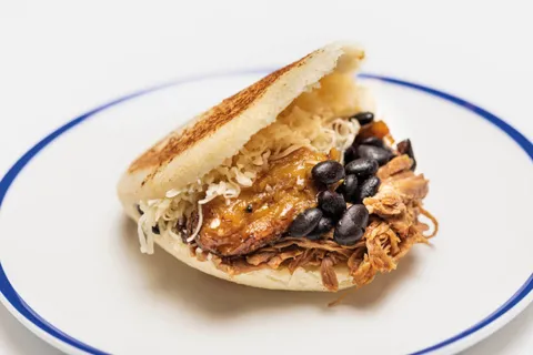 Arepa Pabellón + cerveza Malquerida