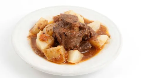 Rabo de toro a la 'malagueña' con patata confitada Rabo de toro a la 'malagueña' con patata confitada