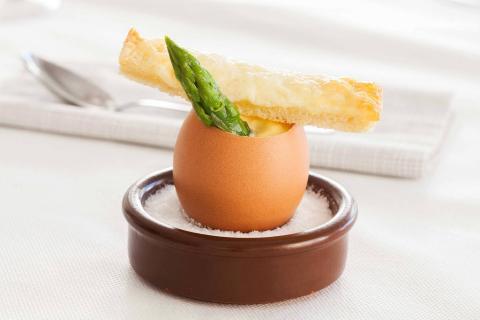 Huevo relleno de crema de espárragos, cebolla y crujiente de queso