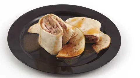 Rollito con carne macerada, cebolla confitada y manzana
