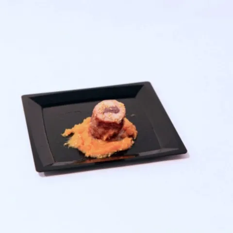 Rulo de Secret de Porc Ibèric amb Ceba Caramelitzada i Cremós de Carbassa