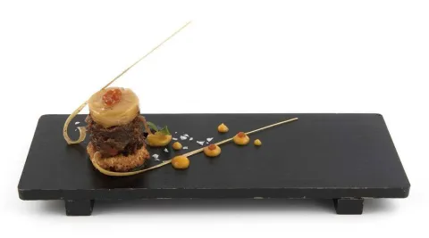 Meloso de codillo al hinojo sobre tosta especiada, gelatina de cerveza Inedit, perlas de chili y vaina de citronela