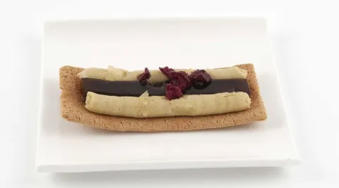 Snack de mousse de foie, gelé de ron cola y cerezas liofilizadas