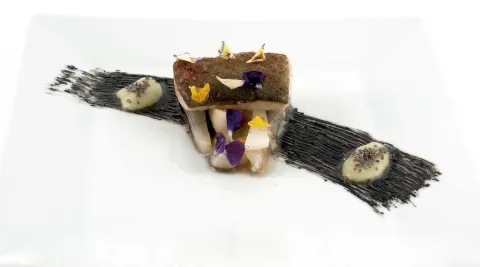 "Pin Up" de bacalao con ajo negro de tinta y yogurt