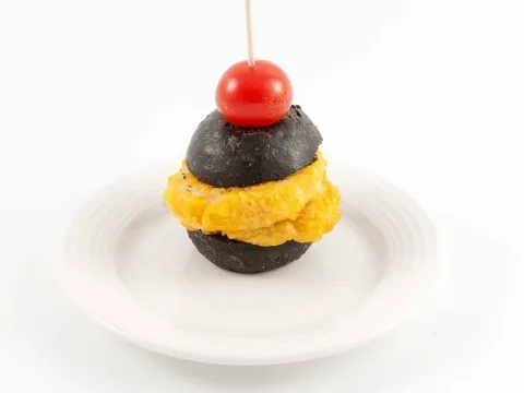 “Bocata” de calamar con pan negro