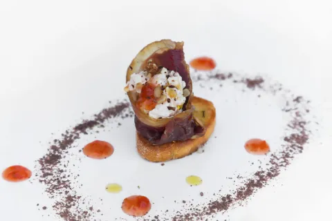 Delicia de cecina con chocolate y lágrima de oro Delicia de cecina con chocolate y lágrima de oro
