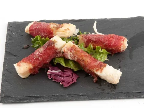 Carpaccio de txuletón de primavera a la esencia de trufa en crujiente