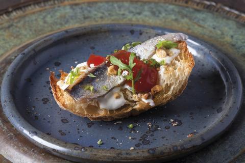 Pan de cristal con stracciatella de burrata, confitura de tomate y sardina ahumada