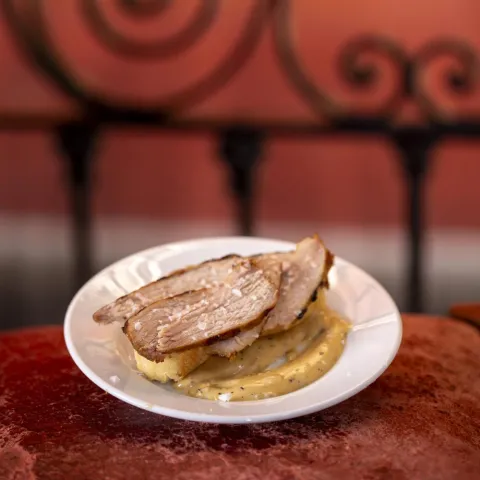 Secreto a la brasa con salsa a las cinco pimientas
