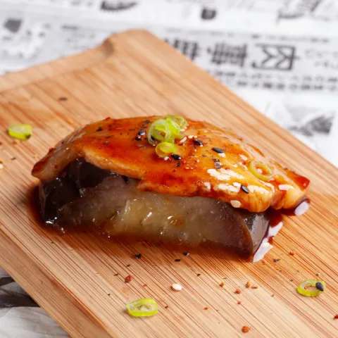 “Nigiri” de berenjena marinada con papada de cerdo cocinada a baja temperatura durante 17 horas al estilo cantonés.