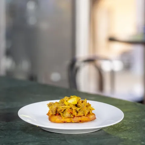 Crujiente de plátano macho con carne de ternera desmechada