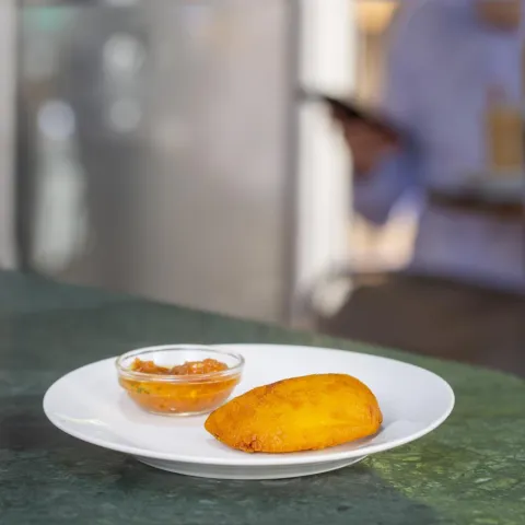 Masa de empanada con harina de maíz rellena de carne de ternera