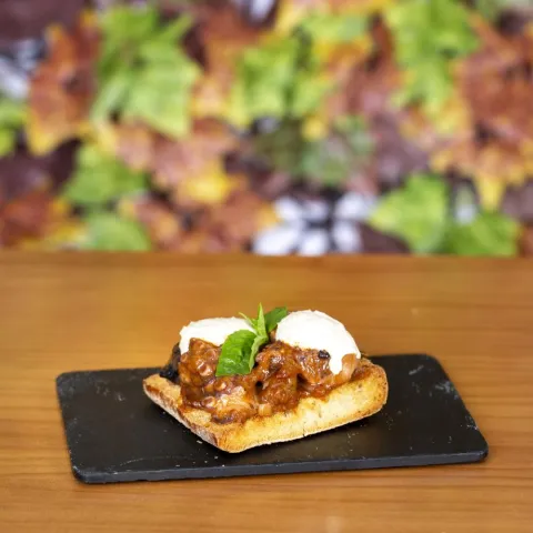 Pan tostado con pulpo cocido y ajoblanco de piñones