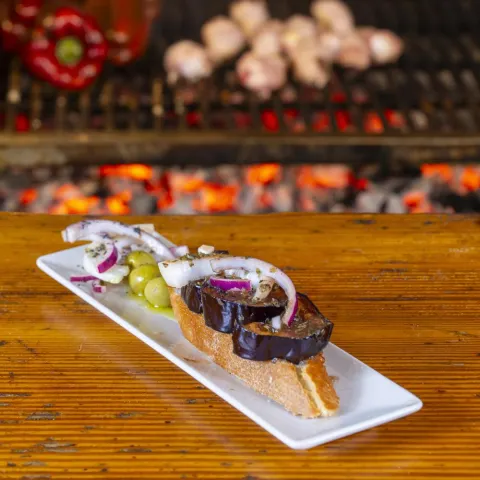 Tosta de berenjena con cebolla morada dulce y salsa Charros