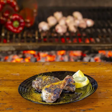 Muslo de pollo con especias indias hecho a la brasa y aliñado con jugo de limón