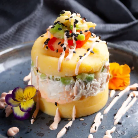 Patata amarilla originaria de Perú con pollo, ají limo y amarillo, lima, aguacate y tomate con mayonesa acevichada.