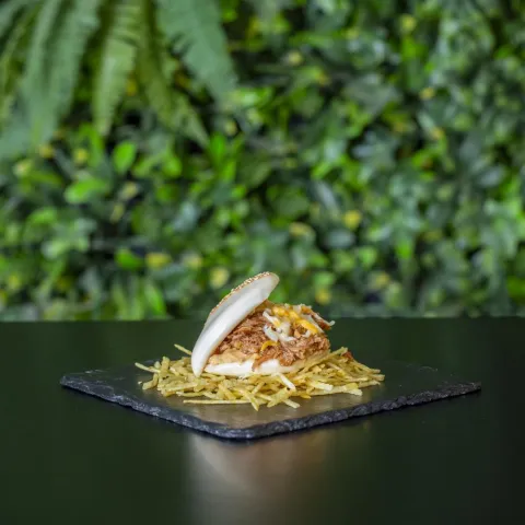 Pan bao relleno de cerdo desmechado, crema de cacahuete y quesos variados