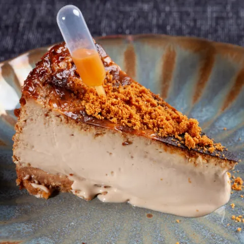 Tarta de queso cremoso de cerveza, con topping de caramelo salado y tierra de galletas Lotus.