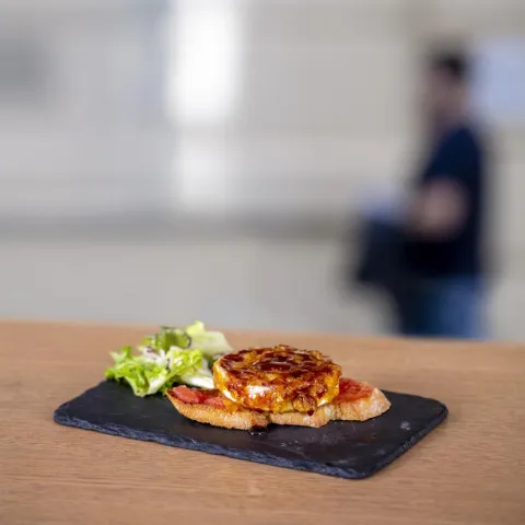 Queso de cabra con un rebozado crujiente y un coulis de frutos rojos