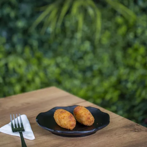 Croquetas hechas con una bechamel de jamón serrano y huevo rellenas de salmorejo