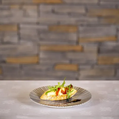 Tosta crujiente con lecho de confitura de pimiento Lamuyo y brandada de bacalao