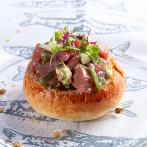 Bocadillo suave de tartar de atún, wakame, crujiente de alga nori con salsa mayonesa de wasabi.