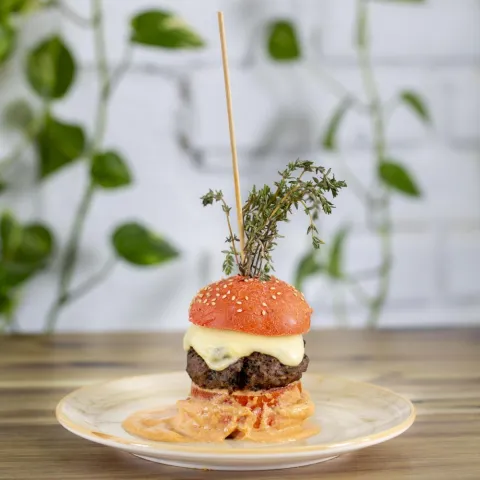 Hamburguesa de buey con trufa, cebolla caramelizada y salsa de beicon