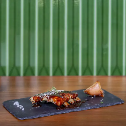 Costilla cocinada a baja temperatura con salsa bourbon barbacoa