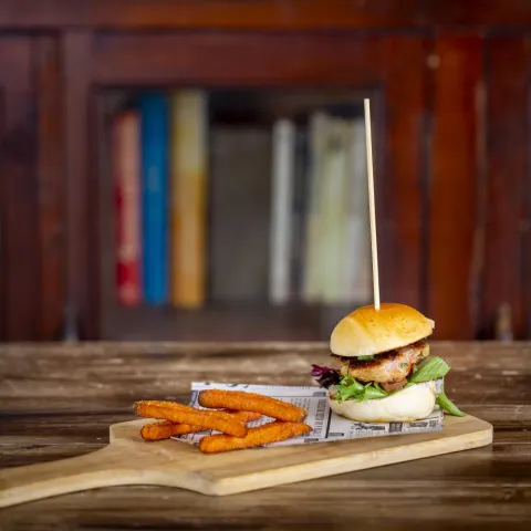 Hamburguesa de atún en pan brioche acompañado con boniato frito