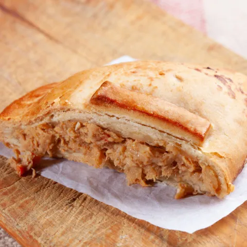 Empanada elaborada con harina de trigo y masa madre rellena de bonito con aceite de oliva, huevo y tomate.