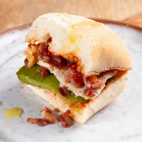 Serranito de lomo a la plancha, jamón salado y pimiento verde.