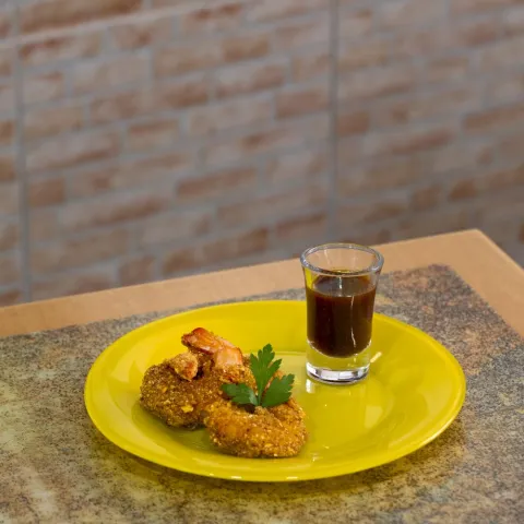 Gambón cocido rebozado con quicos crujientes y salsa de Takis