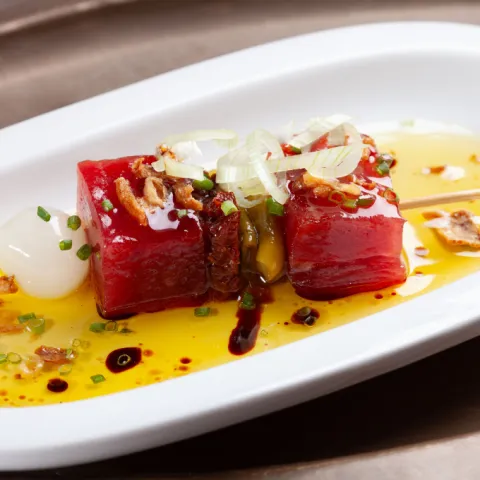 Gilda de atún rojo Balfegó, piparra, tomate seco, cebolla crispy y salsa teriyaki.
