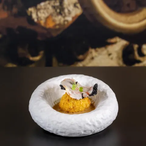 Bomba de calabaza y gamba rebozada con arroz crujiente acompañada de una salsa de cerveza Pilsner con yogur