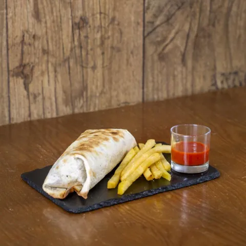Burrito con carne de ternera, verduras, frijoles, salsa barbacoa y queso