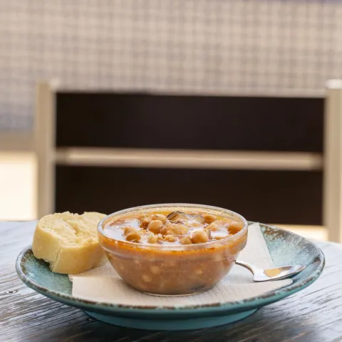 Guiso marinero mediterráneo que combina la cremosidad de los garbanzos con la textura de la jibia