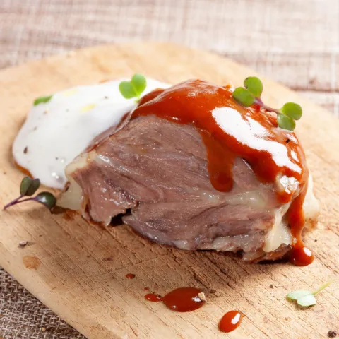Carrillera ibérica asada a baja temperatura con falso hueso, sobre espuma de patata trufada.