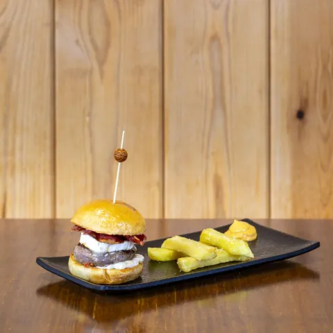 Hamburguesa de Wagyu en pan brioche con mayonesa, rulo de cabra y jamón ibérico
