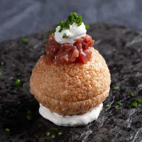 Panipuri de steak tartar trufado acompañado con cremoso de mascarpone, mostaza a la antigua y mantequilla ahumada.