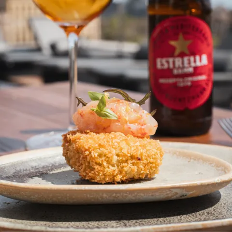 Croqueta de salsa verde con tartar de gambas, mayonesa kimchi y limón