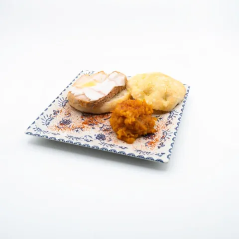 Saladilla de lomo en manteca con panceta ibérica acompañada de pastel de calabaza con torreznos