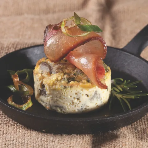 Tortilla con setas de temporada con tocino crujiente