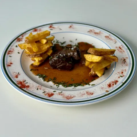 Carrillada hecha a baja temperatura con vino de la tierra
