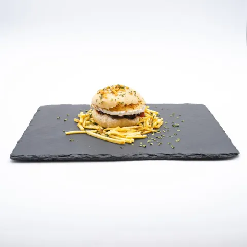 Crujiente saladilla rellena de morcilla Iznalloz, cremoso queso de cabra flambeado, coronado con mermelada artesanal de pimientos asados y crujiente sorpresa